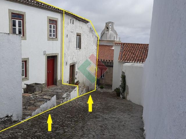 Conjunto de dois prédios para habitação e atividade industrial/padaria, com uma área total de 342m2, situados na vila de