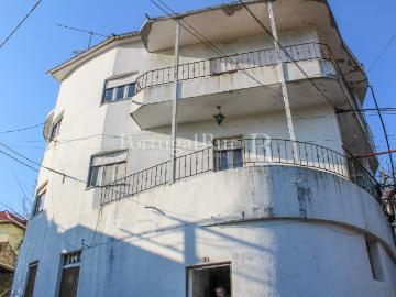 Conjunto de imóveis composto por 2 casas, quintal, adega, lo. 200m² Proença a Nova e Peral
