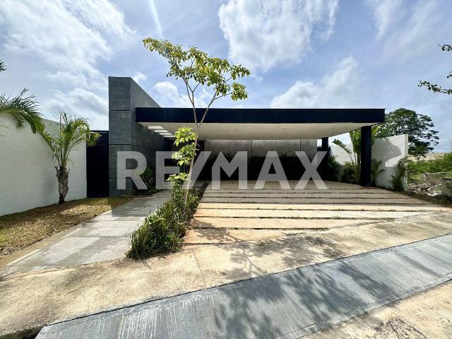 CONKAL Residencia en renta con alberca y acceso a Casa Club