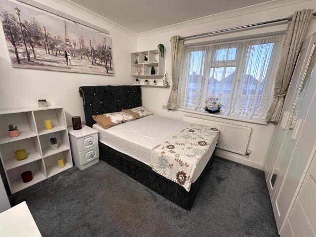 Connaught Avenue, Hounslow TW4 1 bed in a house share to rent £850 pcm £196 pw