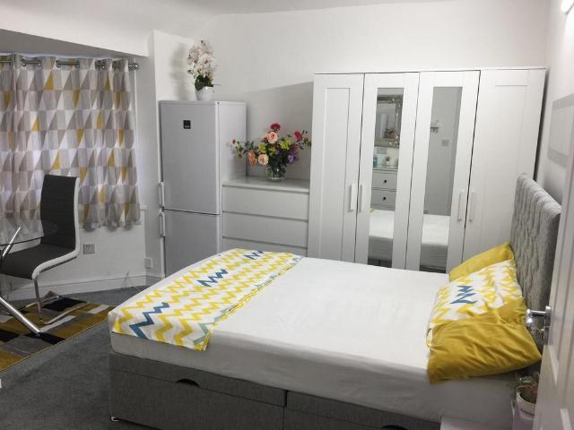 Connaught Avenue, Hounslow TW4 1 bed in a house share to rent £900 pcm £208 pw