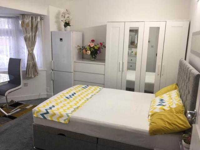 Connaught Avenue, Hounslow TW4 1 bed in a house share to rent £900 pcm £208 pw
