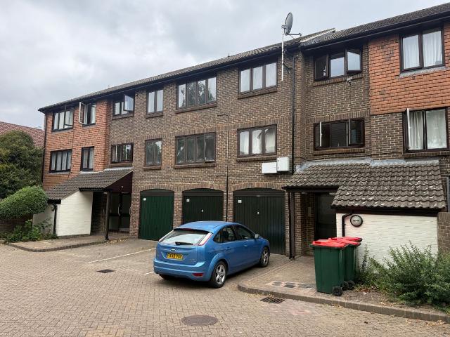 Connaught Gardens, Crawley RH10, 1 bed flat to rent, £1,025 pcm | PrimeLocation