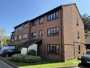 Connaught Gardens, Crawley 1 bed flat to rent £1,070 pcm £247 pw