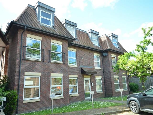 Connaught Place, Loughton, IG10 2 bed apartment to rent £1,650 pcm £381 pw