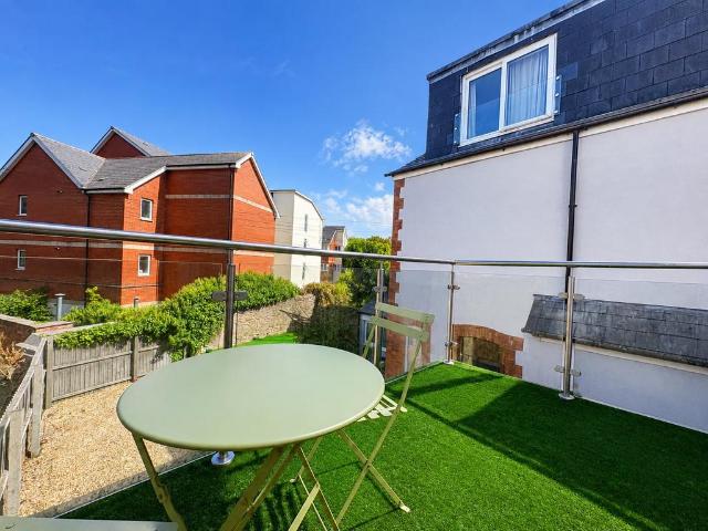Connaught Road, Cardiff CF24 Studio to rent £875 pcm £202 pw