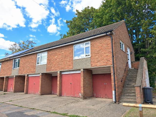 Connell Court, Corby NN17 2 bed maisonette to rent £900 pcm £208 pw