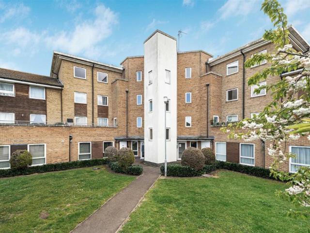 Connington Crescent, London E4 2 bed apartment to rent £1,800 pcm £415 pw