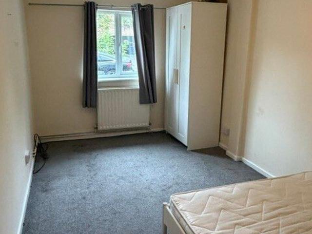 CONNIBURROW ROOM RENTAL