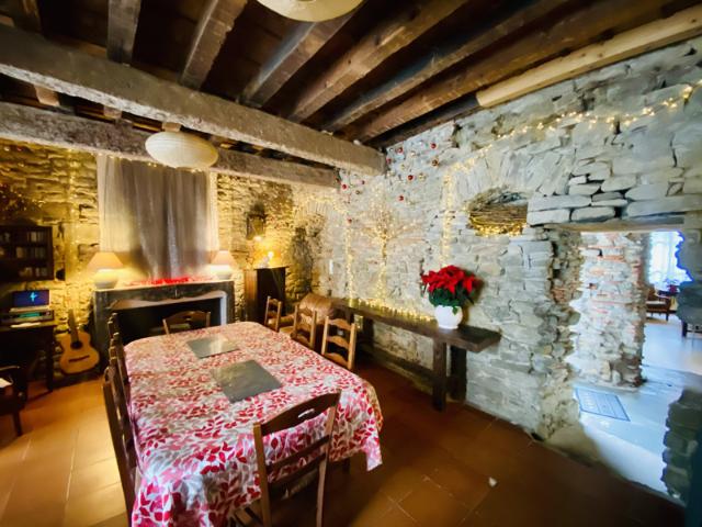 Conques sur Orbiel: maison de village de 207 m2 avec cours e
