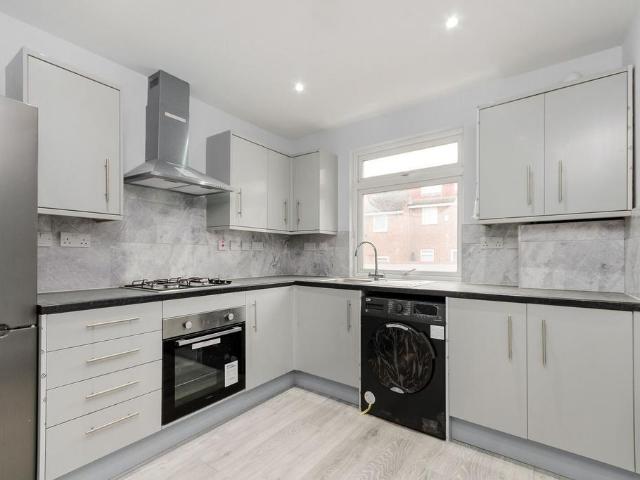 Constance Road, Sutton, SM1 3 bed flat to rent £2,050 pcm £473 pw