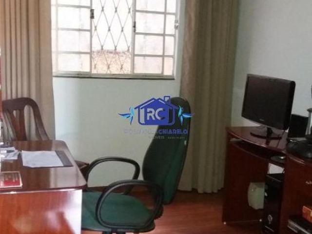 constituída por 4 quartos, sendo duas suítes, 1 banheiro social, sala de estar em dois ambientes, sa