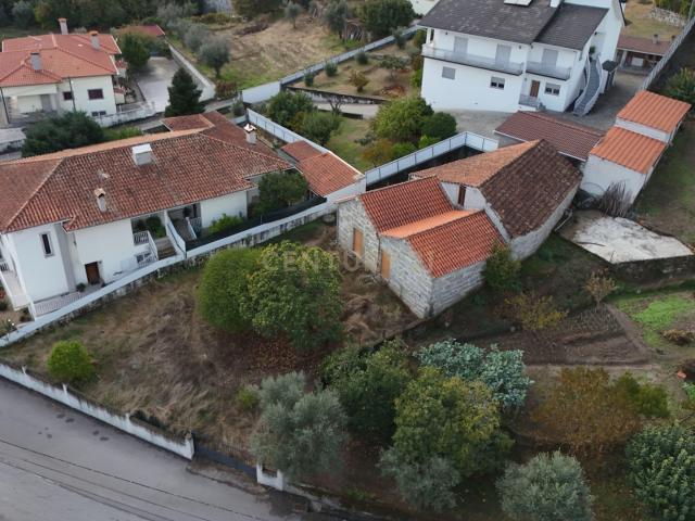 Construção em pedra com terreno em Cabanões Viseu