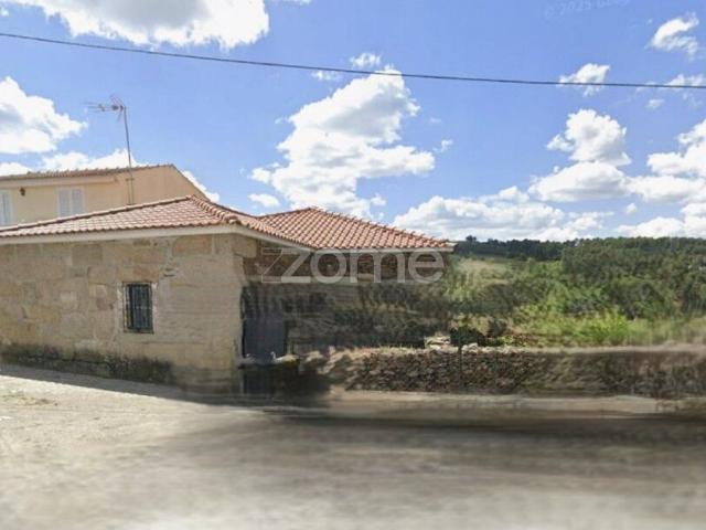 Construção rural em granito com potencial de ampliação e remodelação