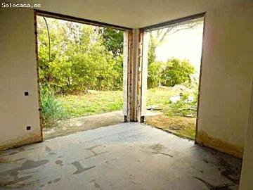 CONSTRUCCIÓN EN OBRA PARADA CERCA DEL GOLF