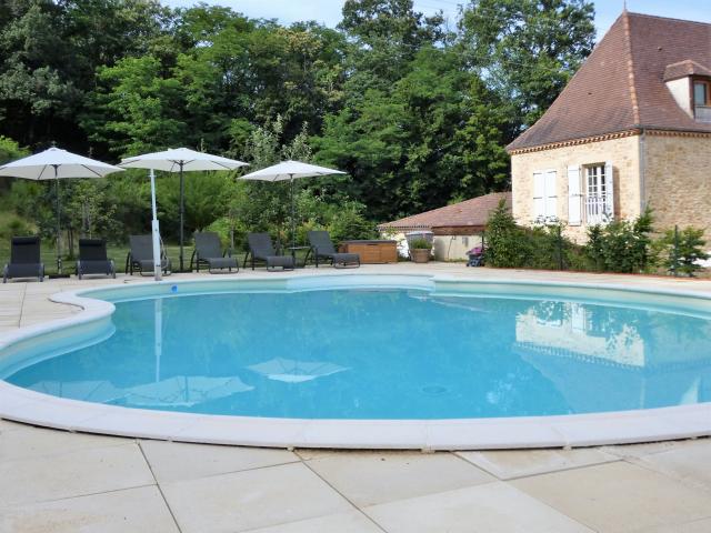 Construction de haute qualité avec piscine, gîtes et 1,5 ha 365m² Prayssac
