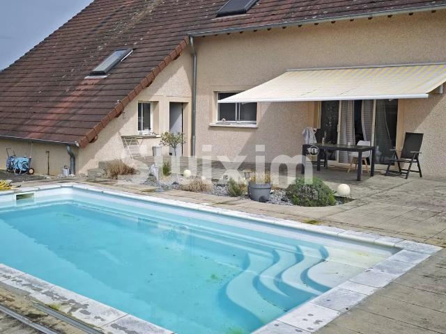 Construction traditionnelle avec piscine sécurisée et garage. 190m² Parcey