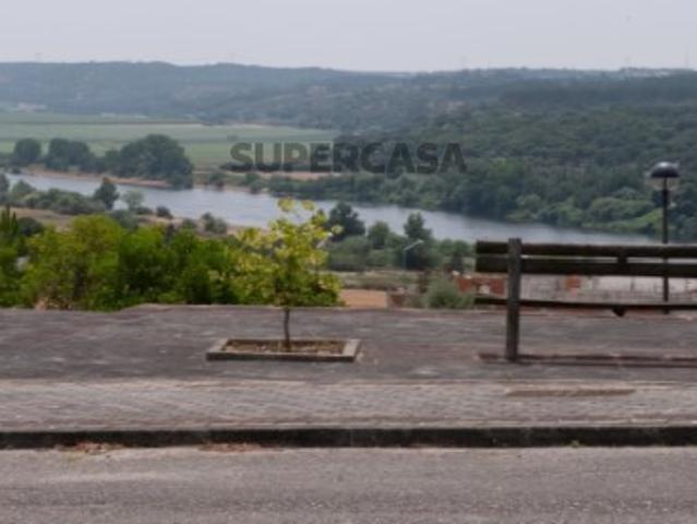 Construa a sua moradia com vista para o Tejo lote de 649 m² em Constância