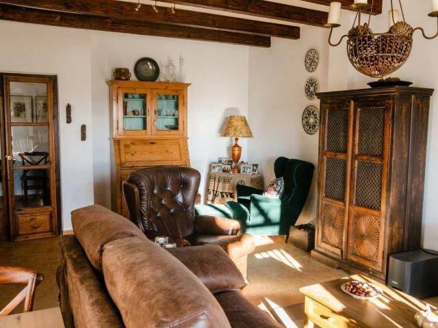Construida en 2005. Preparada para tu próxima historia. 386 m2, patio andaluz, garaje y sótano