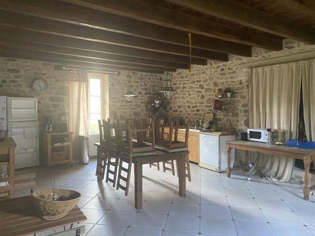 Construite en 1850, cette magnifique propriété de caractère. 239m² Saint Hilaire les Courbes