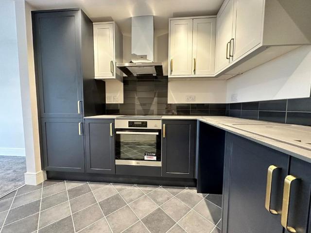 Cooden Sea Road, Bexhill on Sea, TN39 1 bed apartment to rent £975 pcm £225 pw