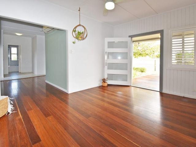 COOEE BAY COTTAGE JUST A SHORT STROLL TO THE BEACH