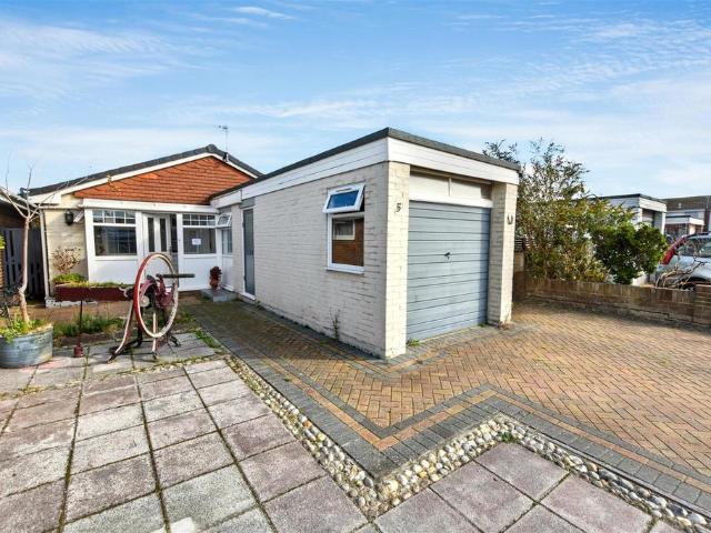 Cook Avenue, Eastbourne, BN23 3 bed bungalow to rent £1,600 pcm £369 pw