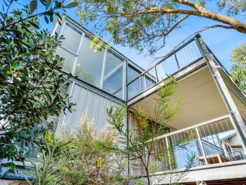 COOL CONTEMPORARY LIVING BY THE SEA