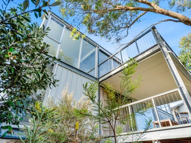 COOL CONTEMPORARY LIVING BY THE SEA
