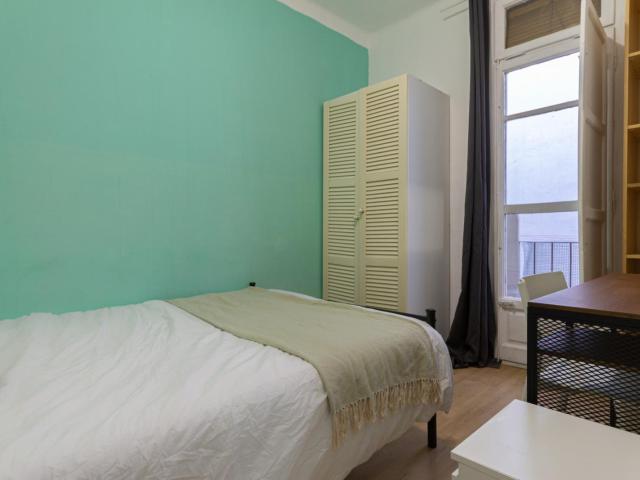 Cool double bedroom in Sant Andreu
