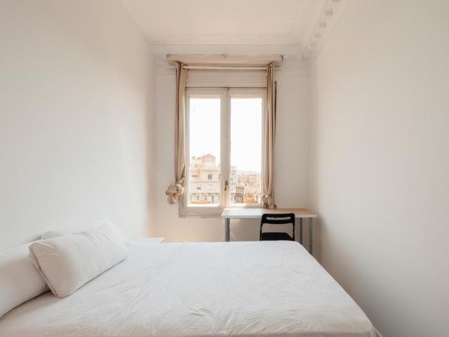 Cool double bedroom in 14 bedroom apartment