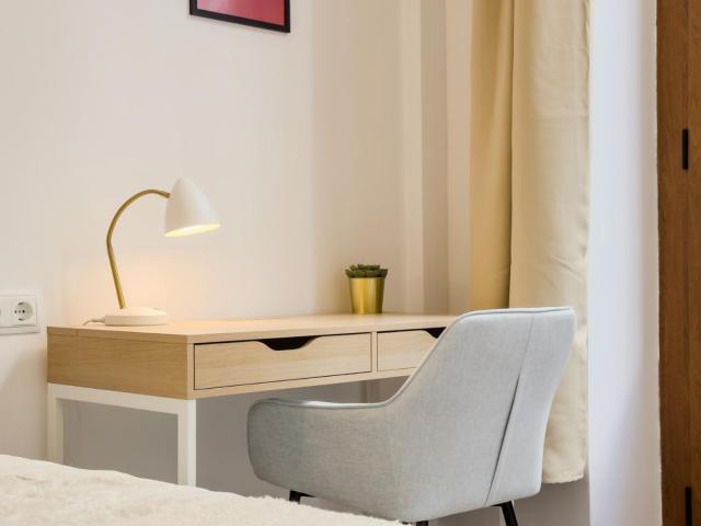 Cool double bedroom with balcony close to Liceu metro station