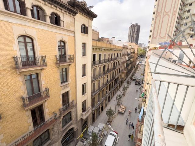 Cool double bedroom with balcony near Urquinaona metro station