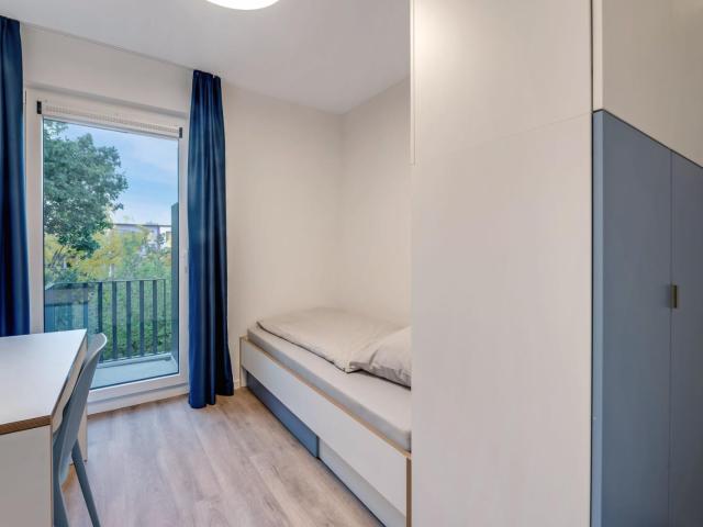 Cool single bedroom with balcony steps from the HTW Berlin Campus Wilhelminenhof