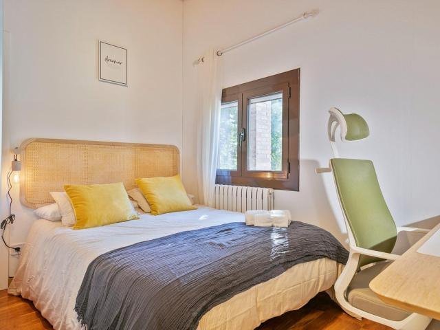 Cool twin bedroom in a 4 bedroom house with pool, in Bellaterra