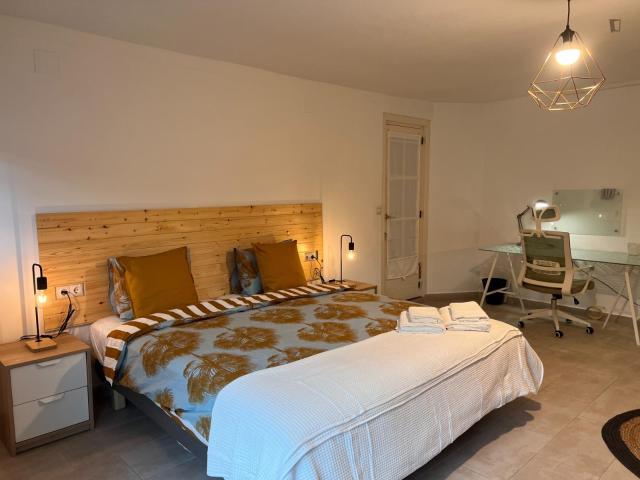 Cool twin bedroom in a 4 bedroom house with pool, in Bellaterra