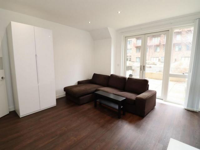 Cool 2 bedroom flat close to Gallions Reach DLR Station Has an Apartment