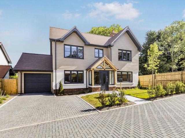 Coolhurst Close, Monks Gate, Horsham. 4 bed detached house to rent £4,000 pcm £923 pw