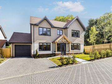 Coolhurst Close, Monks Gate, Horsham. 4 bed detached house to rent £4,000 pcm £923 pw