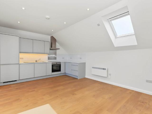 Coolidge Court. Coolidge Close. 1 bed ground floor flat to rent £1,750 pcm £404 pw