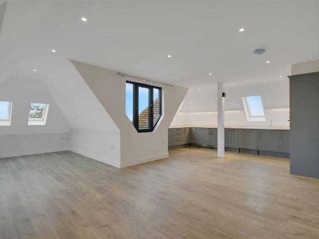 Coombe Lane, Tenterden TN30, 2 bed flat to rent, £1,750 pcm | PrimeLocation