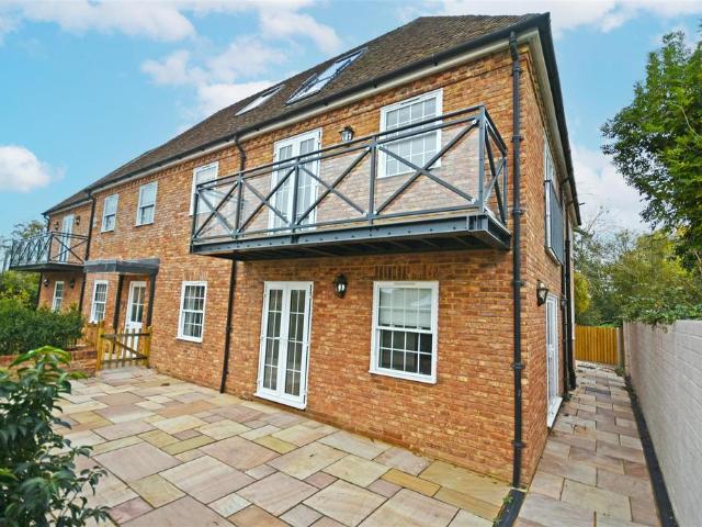 Coombe Lane, Tenterden TN30 2 bed flat to rent £1,850 pcm £427 pw