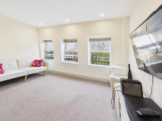 Coombe Lane, London, SW20 1 bed flat to rent £1,700 pcm £392 pw