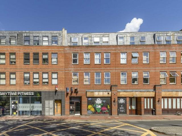 Coombe Lane, London SW20 2 bed flat to rent £1,850 pcm £427 pw