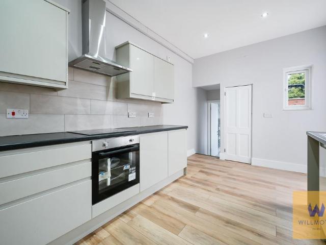 Coombe Lane, London, SW20 2 bed flat to rent £2,200 pcm £508 pw