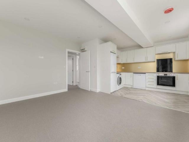 Coombe Lane, London SW20 2 bed flat to rent £2,000 pcm £462 pw