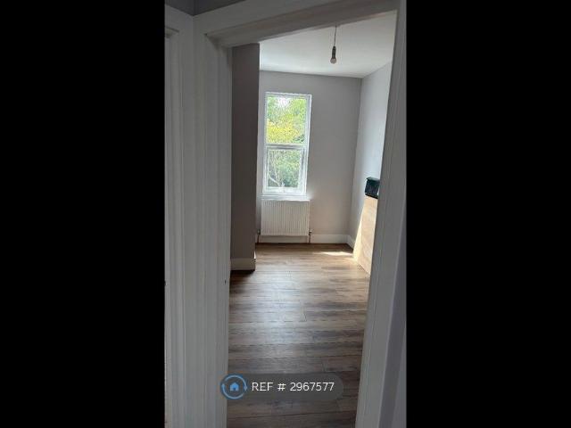 Coombe Lane, London SW20, 3 bed flat to rent, £2,000 pcm | PrimeLocation