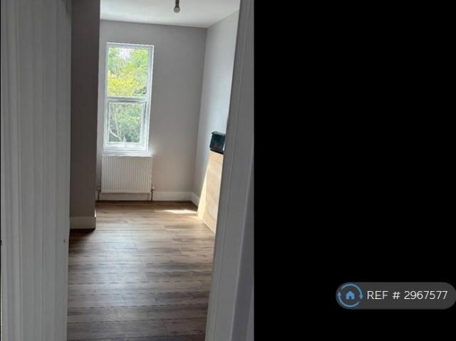 Coombe Lane, London, SW20 3 bed flat to rent £2,000 pcm £462 pw
