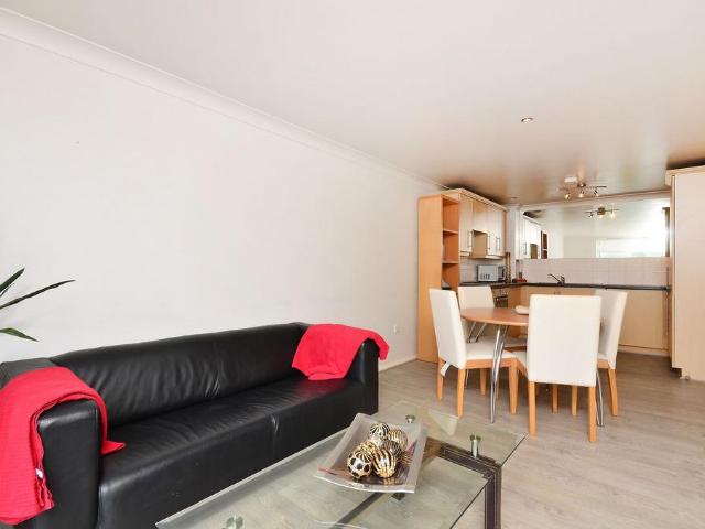 Coombe Lane, Raynes Park, London, SW20 2 bed flat to rent £2,100 pcm £485 pw