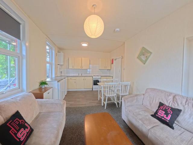 Coombe Road, Brighton BN2 4 bed maisonette to rent £2,513 pcm £580 pw